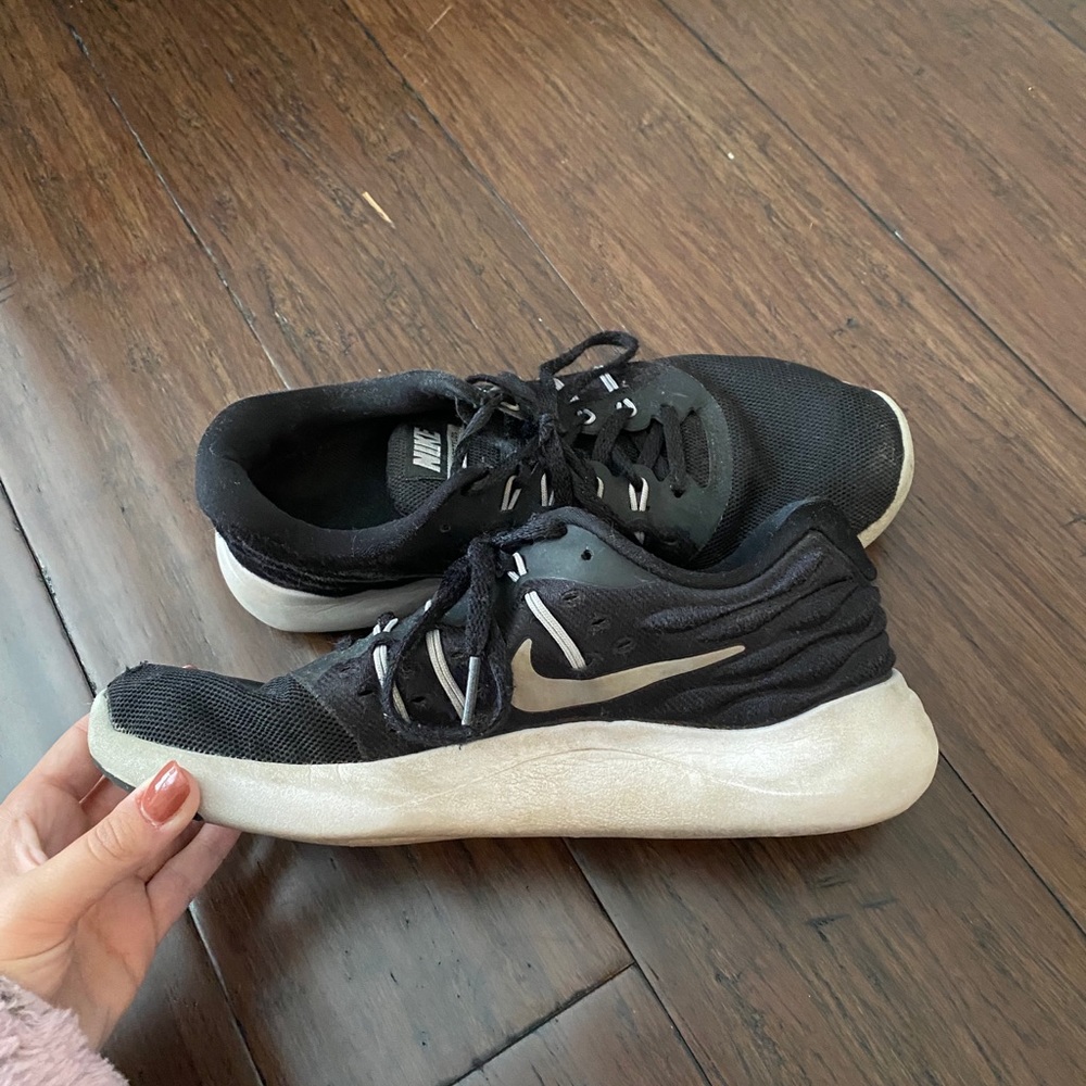 🤍Black Nike Sneakers - Picture 2 of 8